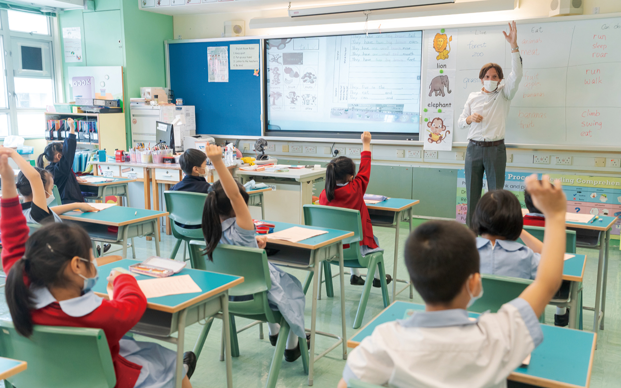 學校聘請多名駐校外籍英語老師為全校學生教授英語。