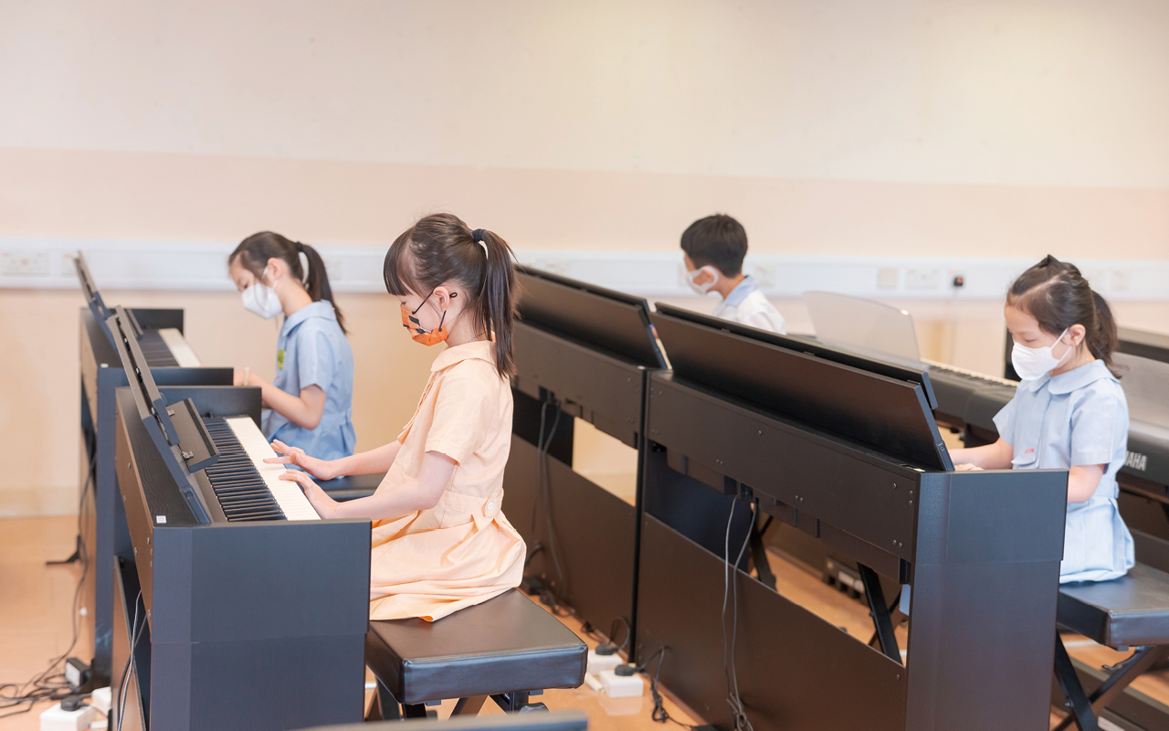 學校又設數碼鋼琴室，提供十多部數碼鋼琴讓同學練習。