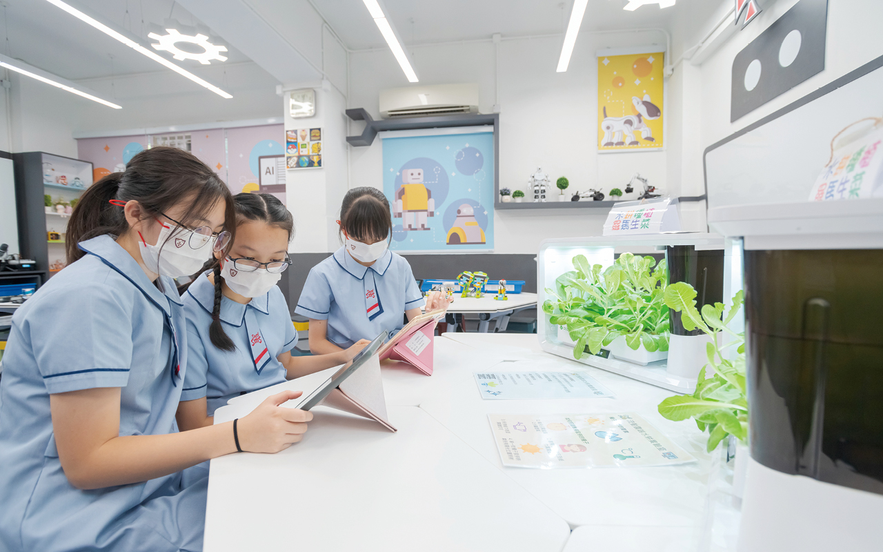 學校重視STEM教育，針對不同年齡層的學生設立了三個不同面向，一、二年級生會學習雲端水耕種植，了解植物生長所需。