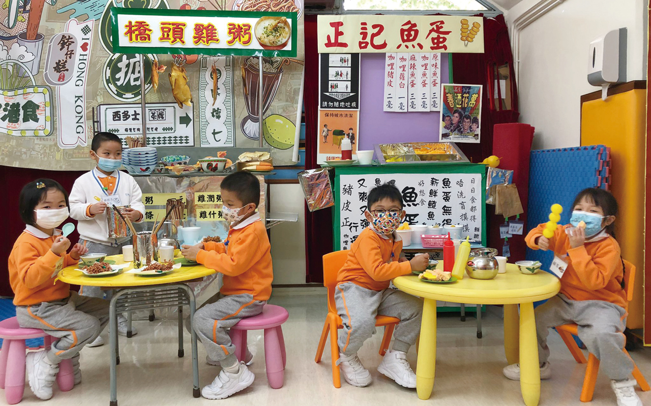 學校模擬茶樓佈置了「龍鳳廳」，掛上「龍鳳牌」，並提供了燒豬等傳統美食，讓孩子體會身處茶樓的禮儀。