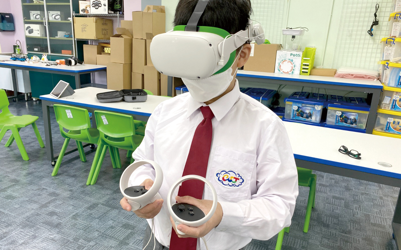 校方決意革新電腦室，增加配置，並增加資源投放，購入VR設備，使學生早一步明白未來社會的創新方向。