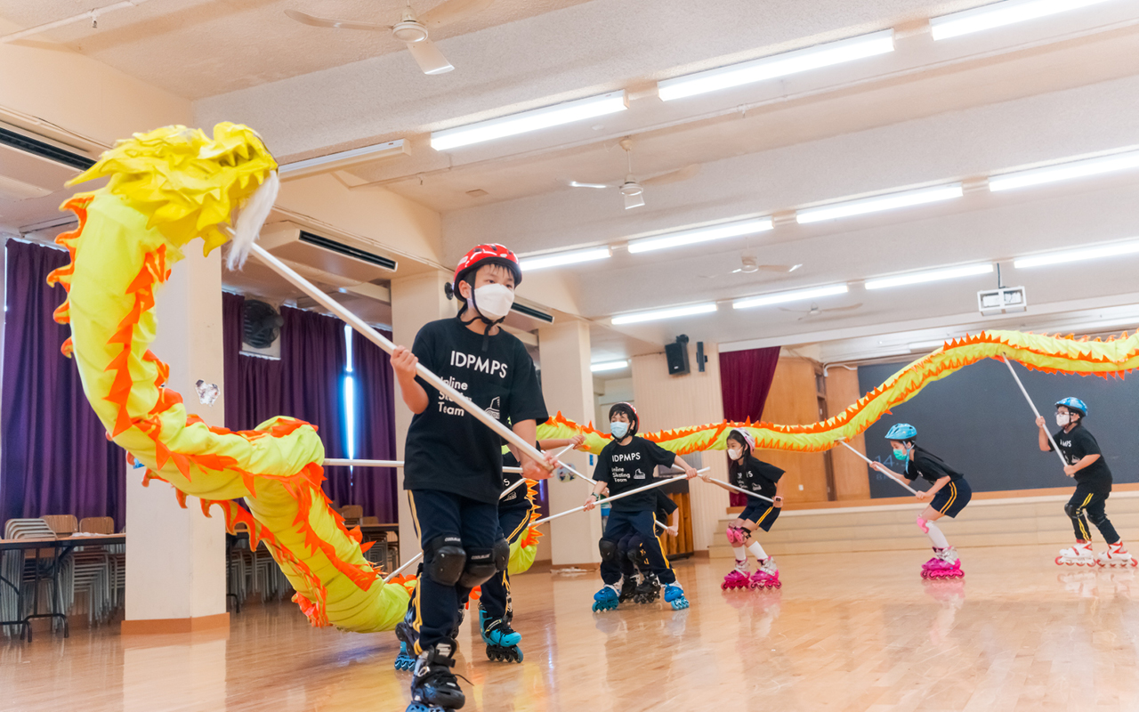 伊鮑小特設粵劇、中國舞、舞龍、詠春等興趣班，並與每年舉行的「中華文化日」自然連繫，讓不同文化背景的同學都能認識中國傳統文化。