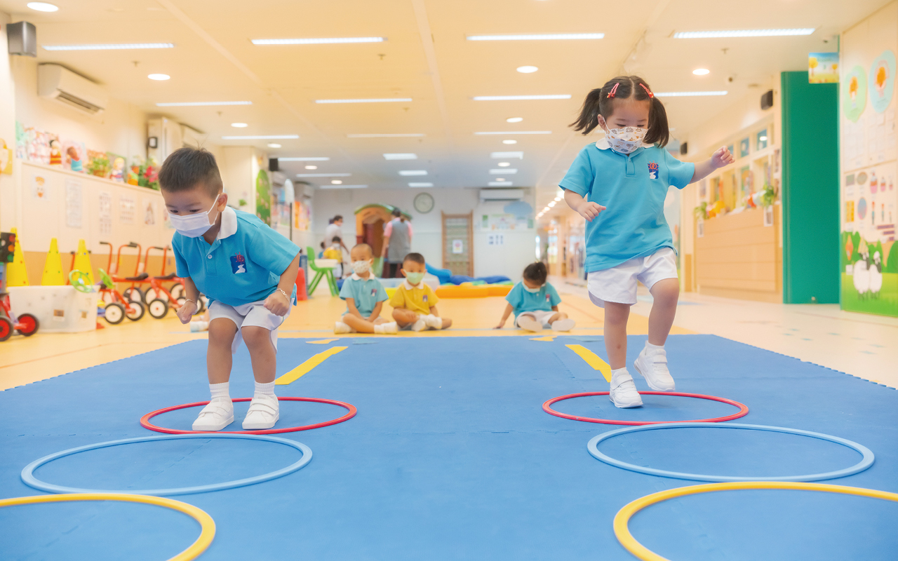學校善用廣闊的校園環境，設有恆常體能活動，包括嘗試新興運動、兒童體適能訓練等，讓學童有足夠的時間和空間活動身體。