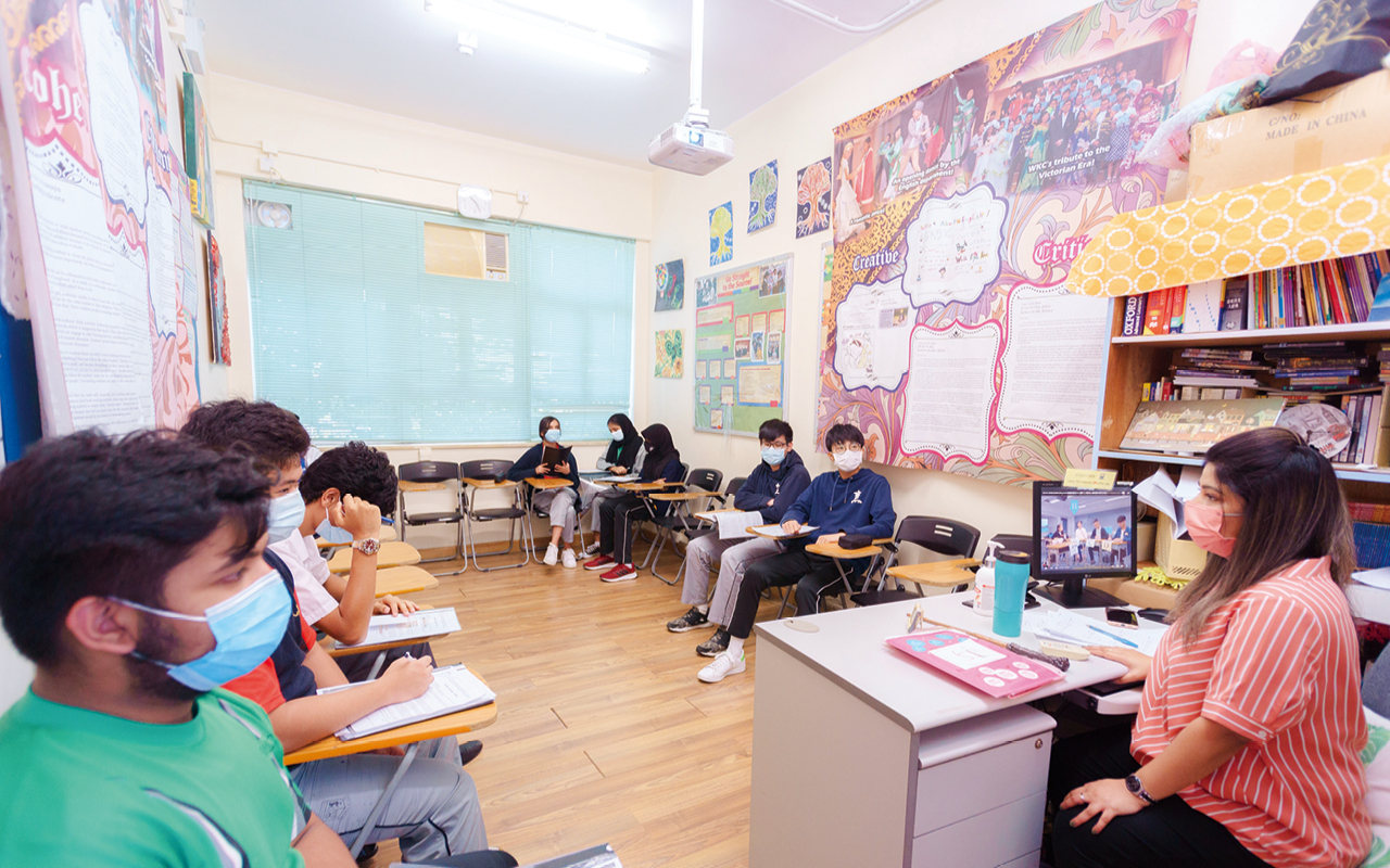 特聘外籍英語老師，開設口語課堂，提升學生的英語表達能力。