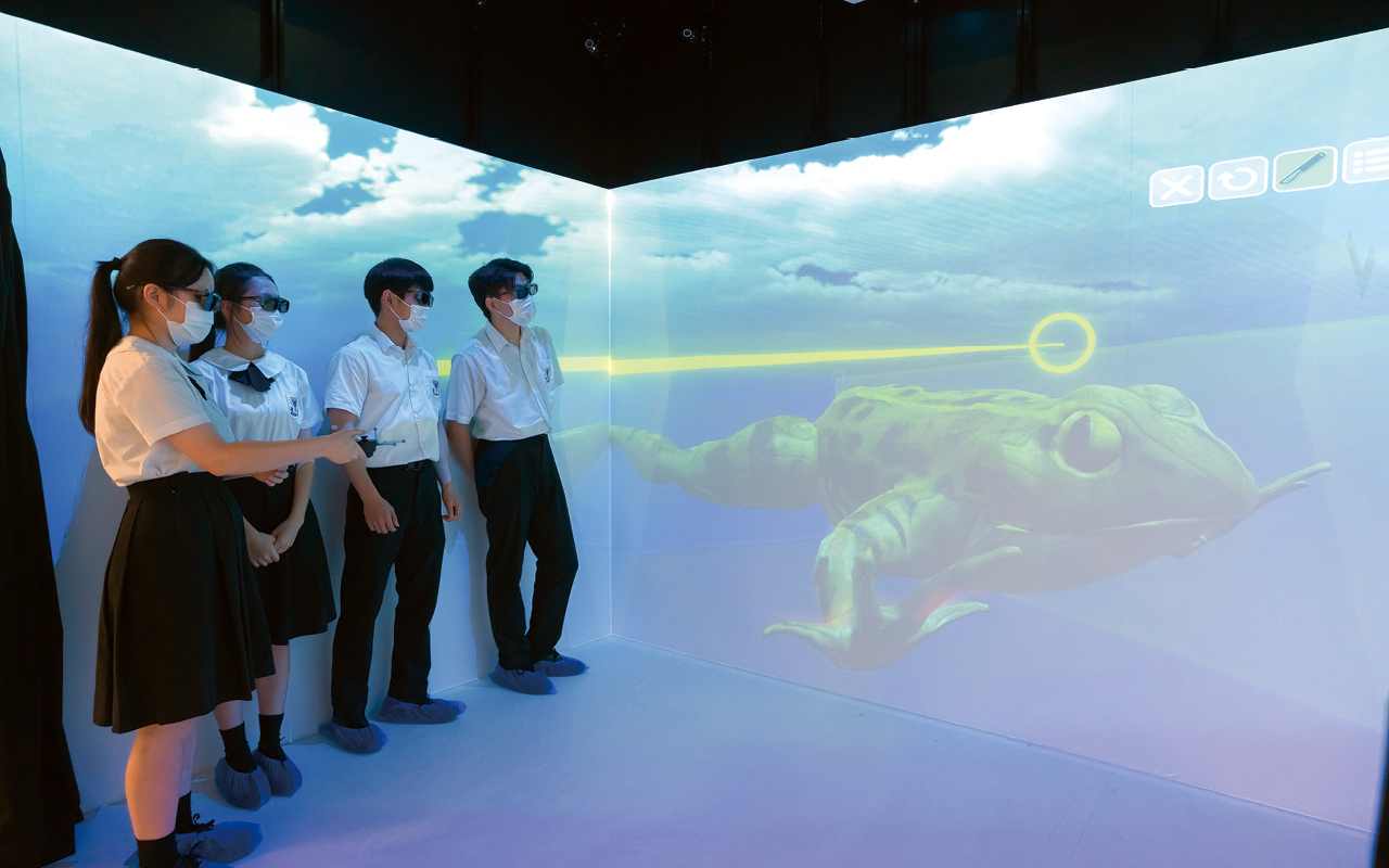 學校新建「浸入式仿真實驗室」（VR Cave）教學系統，能夠將書本知識及抽象概念，以虛擬實境的形式，呈現在學生眼前。
