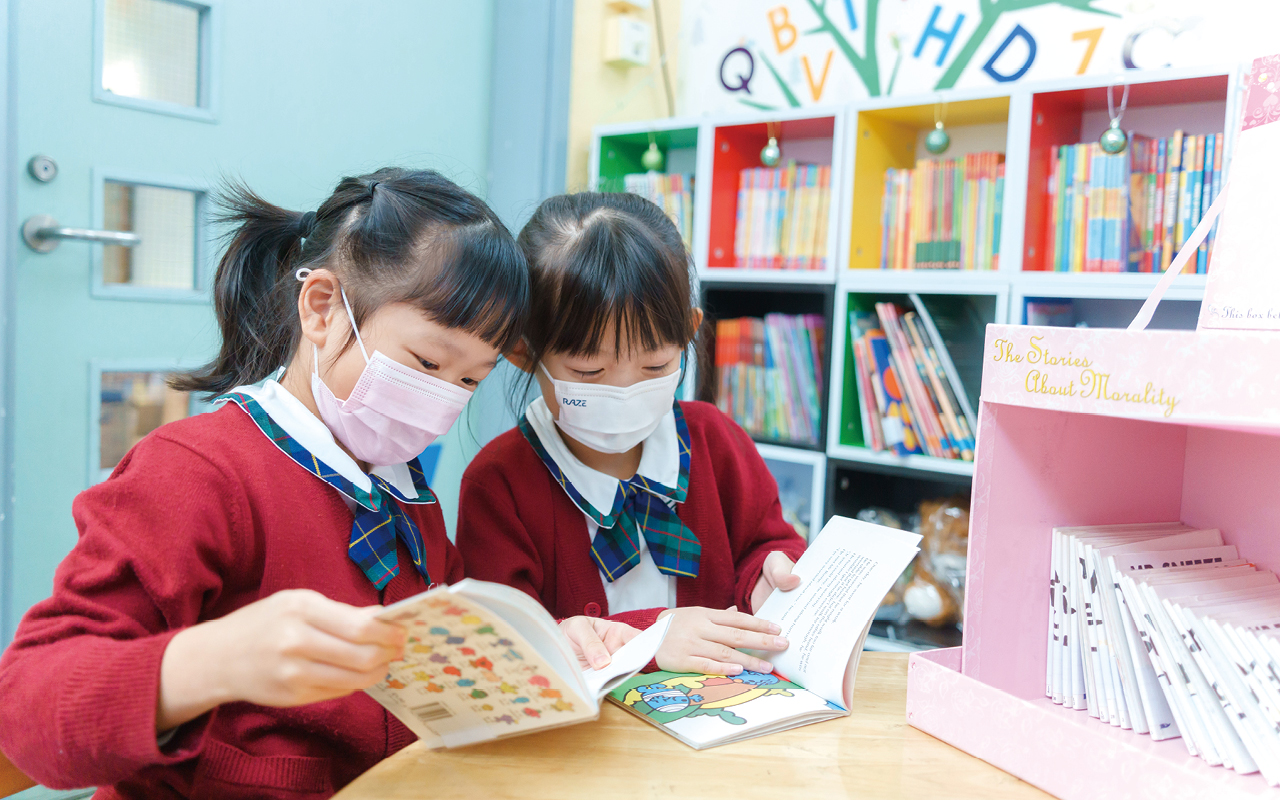 學校亦於各個課室設置「Reading Corner」，放置大量英文圖書，讓學生隨時閱讀，豐富詞彙。