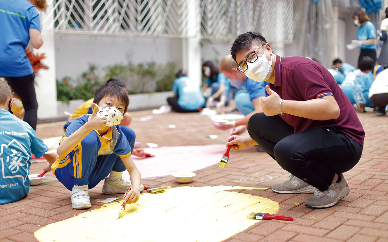 英文科組去年亦與慈善組織「香港仁人家園」合作，舉辦「繽紛校園藝術計劃」，邀請40位外籍及本地義工到校，與學生一同在學校的露天廣場以「Value our variety」及「Strength with Actions」繪畫長達17米的大型地畫，以表達辦學機構培育學生多元發展及價值教育的教學理念。
