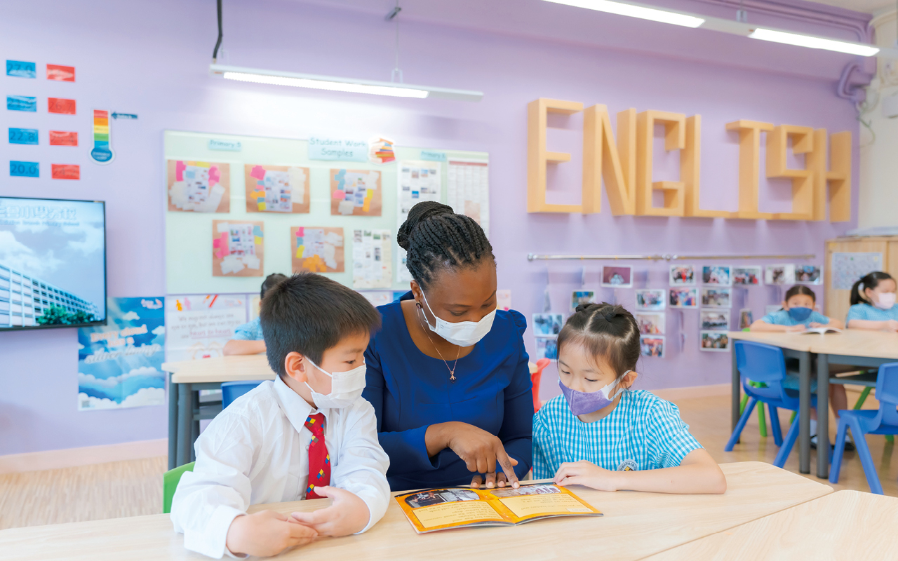 外籍英文科主任Miss Feyi指，校內英文科以「讀寫結合」作為基本教學策略，同時善用「高參與」、「多展示」和「小組協作」的上課模式，促進師生與生生互動，藉以培養主動學習的能力和態度。