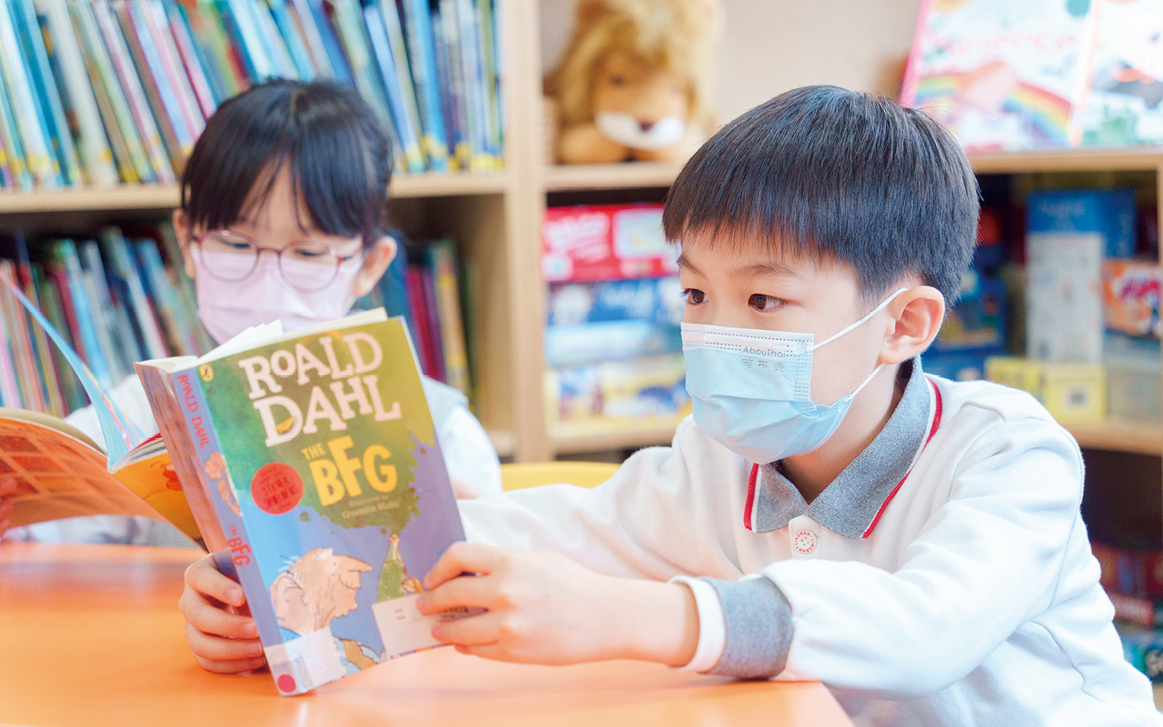 良好的閱讀習慣需要從小培養，學校竭力提升閱讀氣氛，令學生投入書本世界，增加閱讀樂趣及同儕間的學術討論。