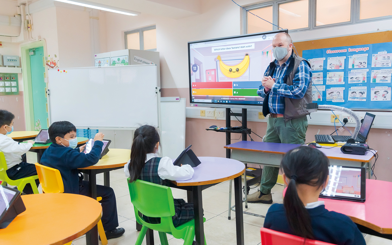 學校致力於在校園每個角落打造英語氛圍，讓學生能夠自然地接觸和學習英文。