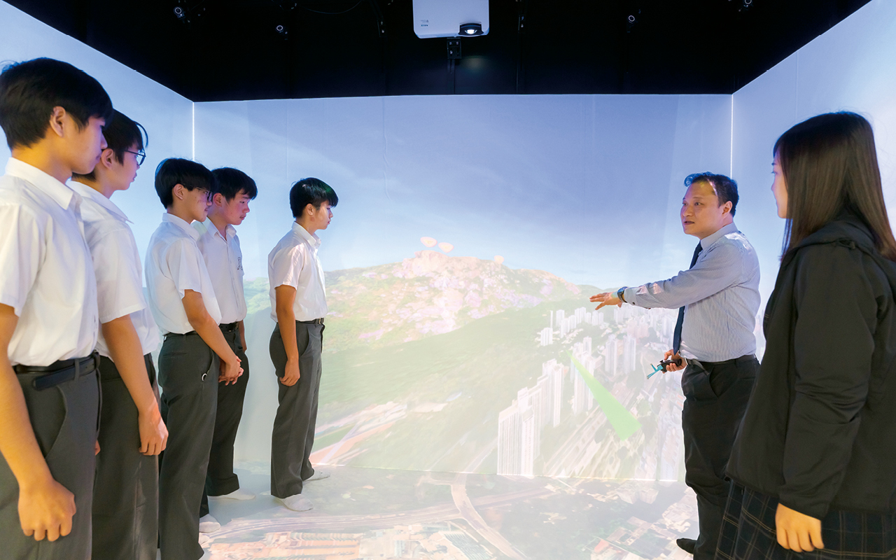 同學透過無人機俯瞰香港的大海高山