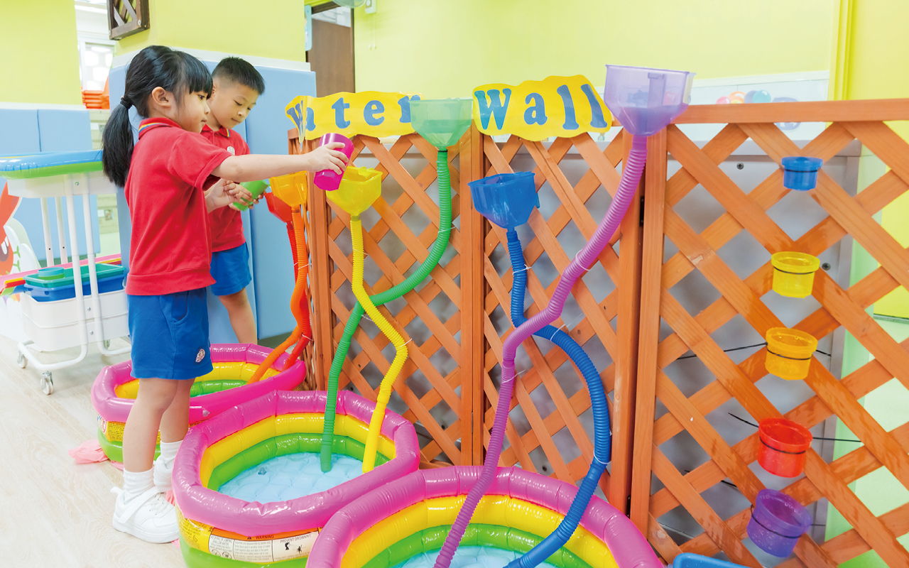 「玩水遊戲區」讓幼兒一起運用不同的工具搭建水管