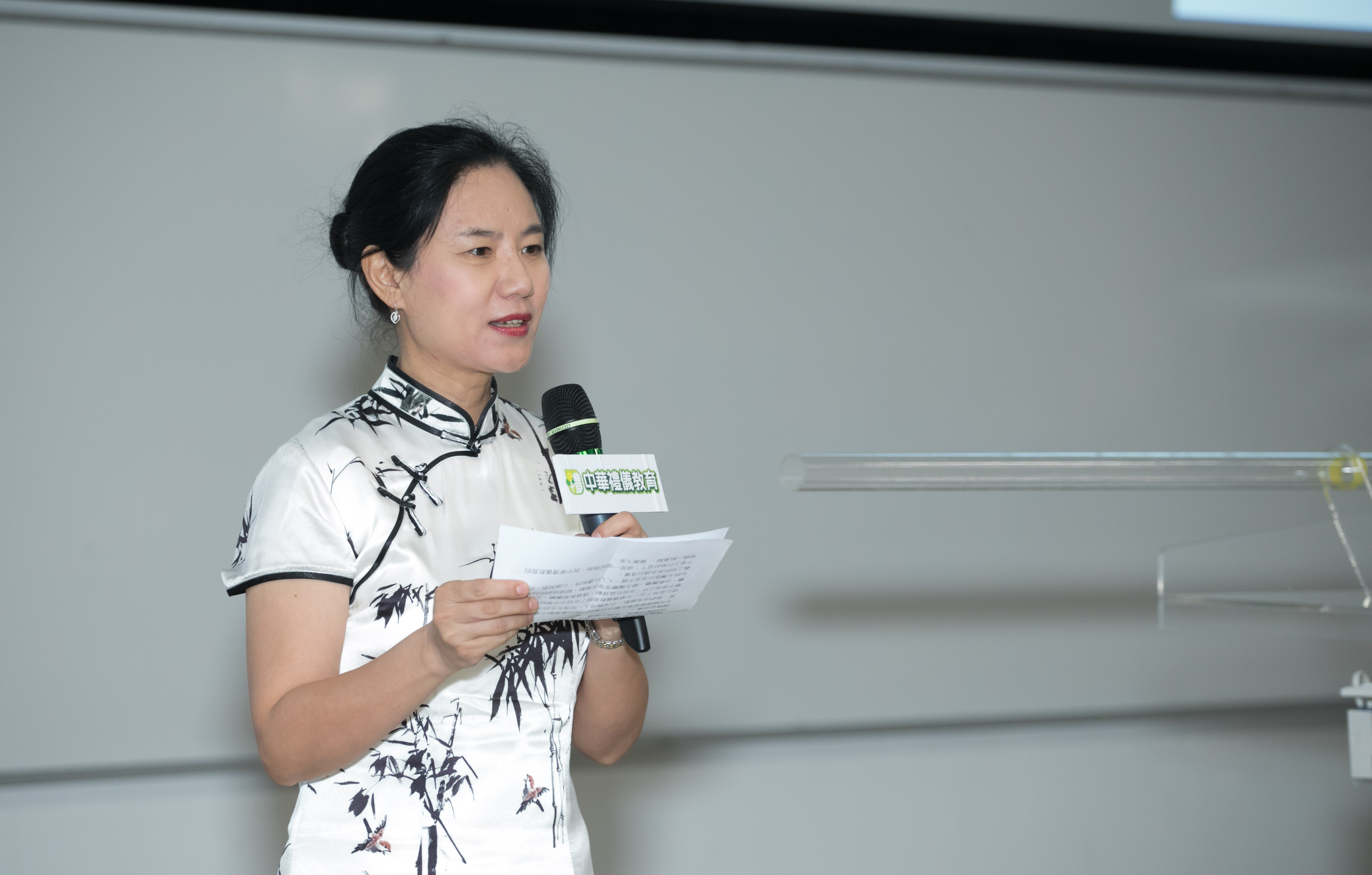教育傳媒：馮燊均國學基金會秘書長鮑俊萍表示，通過教育、文化、宗教、婦女等團體一起推動中華禮儀教育。