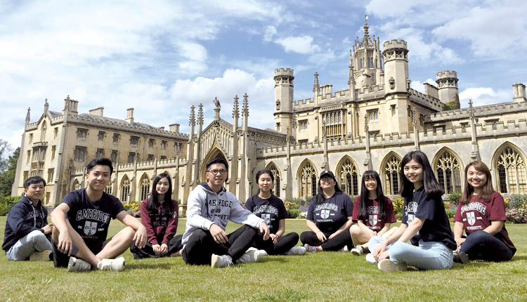 香港公開大學為了擴闊視野，公大學生有機會到英國劍橋大學的Magdalene College 進行海外沉浸課程，加強外語訓練之餘，亦可接觸多元文化。