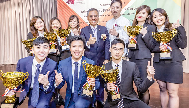 香港城市大學：學生在市場顧問計劃中表現優秀，獲得企業的讚揚及嘉許。
