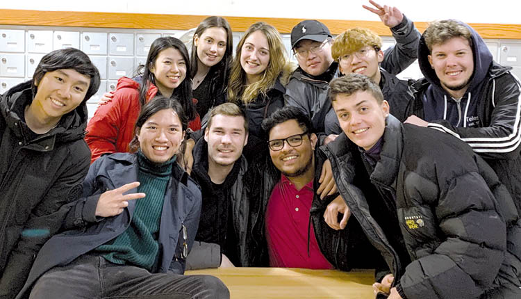 香港城市大學 商學院和學系提供不少資源讓學生到海外交流，鼓勵學生開拓國際視野。