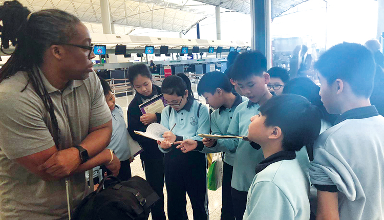 學校舉辦不少英語學習活動，例如到機場訪問外籍旅客。