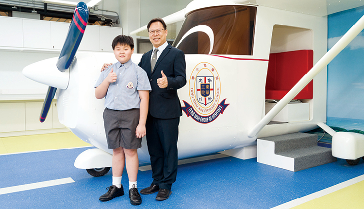 梁諾晞同學 ( 右 ) 獲選為東華三院傑出學生，代表鄧小專 注培育學生的成果，提供機會讓學生一飛沖天。