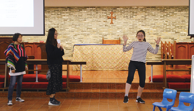 聖公會聖約瑟堂幼稚園的 老師於「戲有益」深耕計 劃中培訓戲劇教育的技巧。