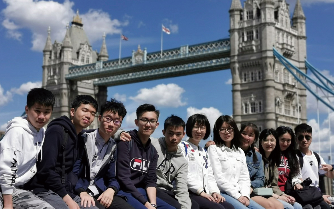 學生到英國交流期間，除英語課程外，更會完成社會服務，參觀企業和文化古蹟等。