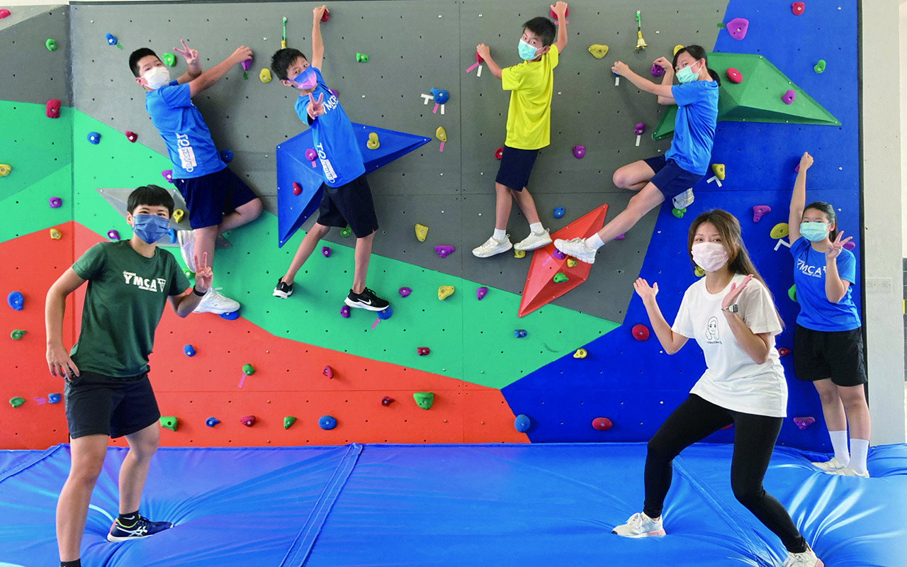 鼓勵學生參加攀石牆活動。