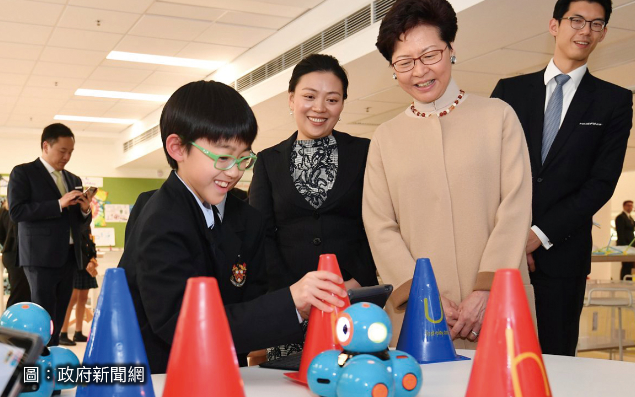 時任行政長官林鄭月娥到訪一間小學，欣賞學生在創科方面的成績。